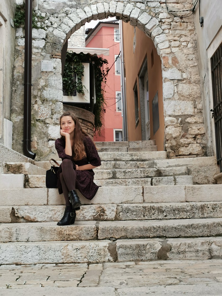 Ivana, osnivačica Naša Doula, sjedi na kamenim stepenicama